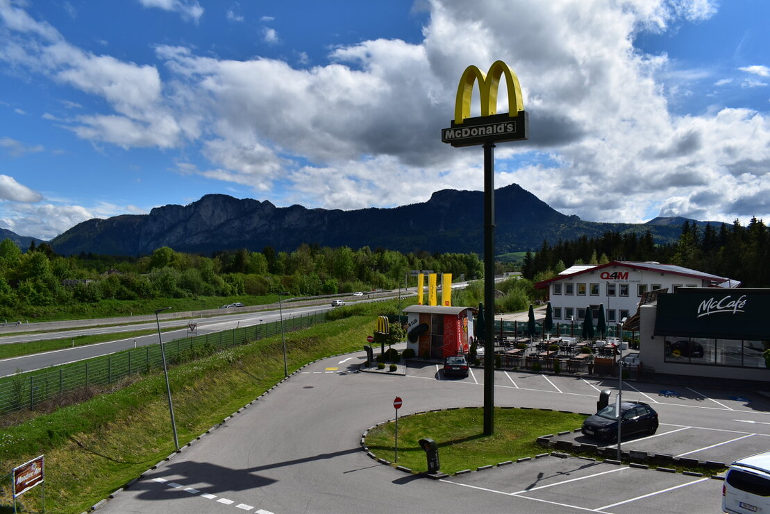 McDonald’s Restaurant in einem Gewerbegebiet