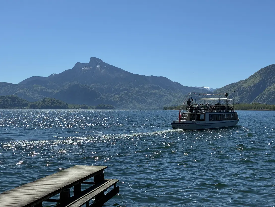 Mondsee mit umliegender Berglandschaft im Salzkammergut