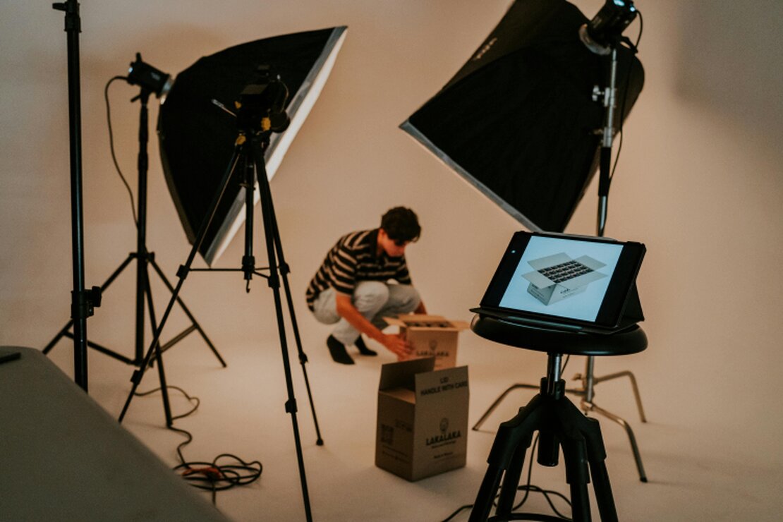 Kreatives Fotostudio mit Beleuchtung und Equipment