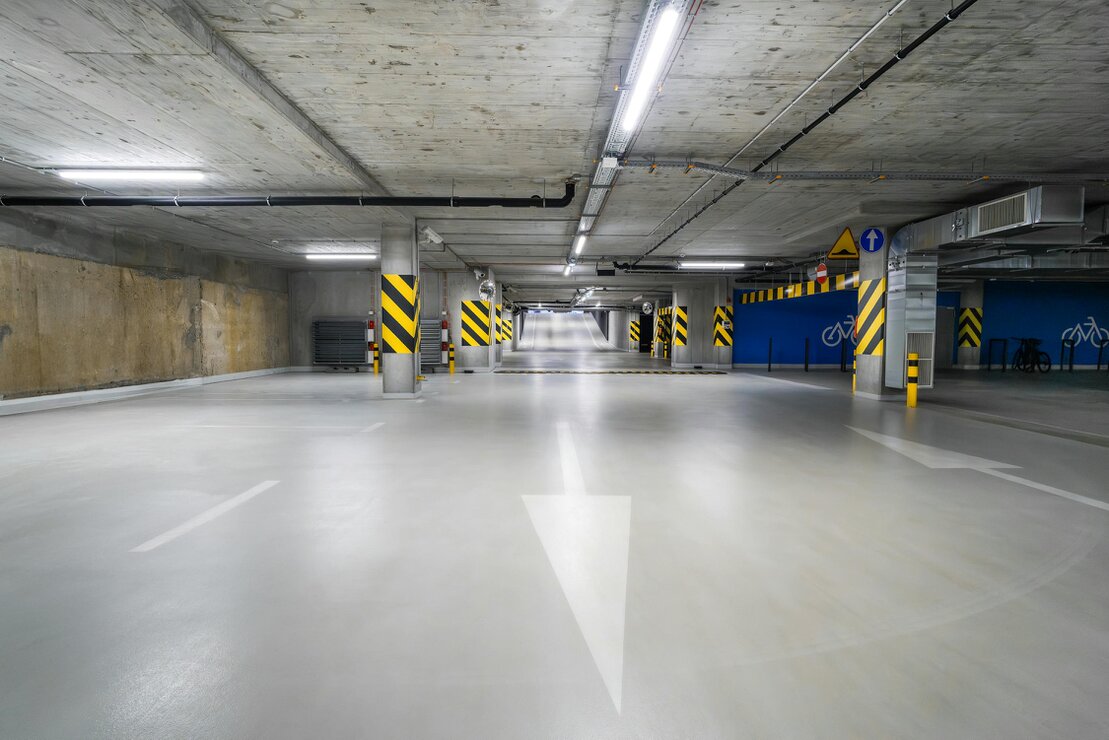Moderne Tiefgarage mit markierten Stellplätzen in einem Gewerbeobjekt
