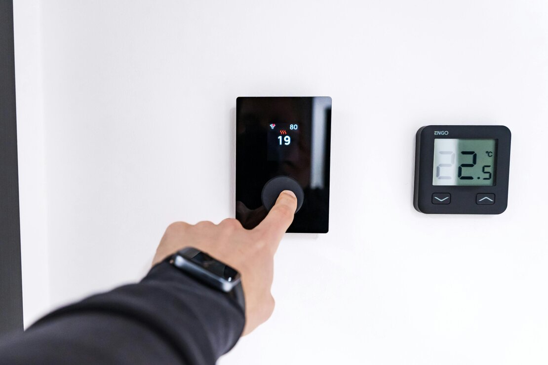 Büro mit moderner Klimaanlage und großen Fenstern