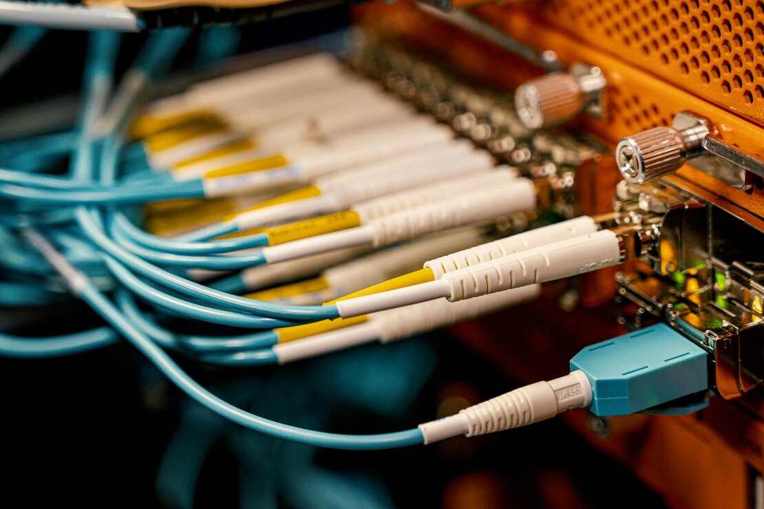 Netzwerkkabel und Technikraum mit moderner IT-Infrastruktur
