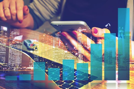 Junges Start-up-Team arbeitet in einem modernen Büro