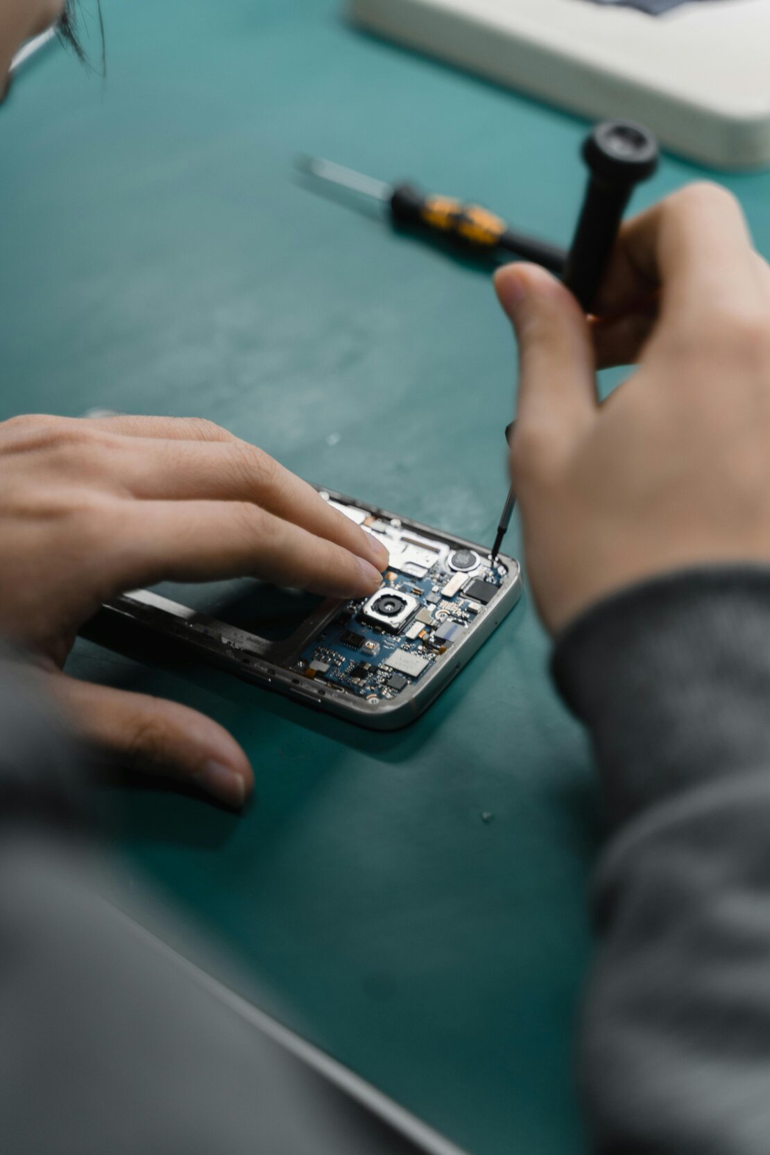 Service- und Reparaturannahme in einem Technikshop