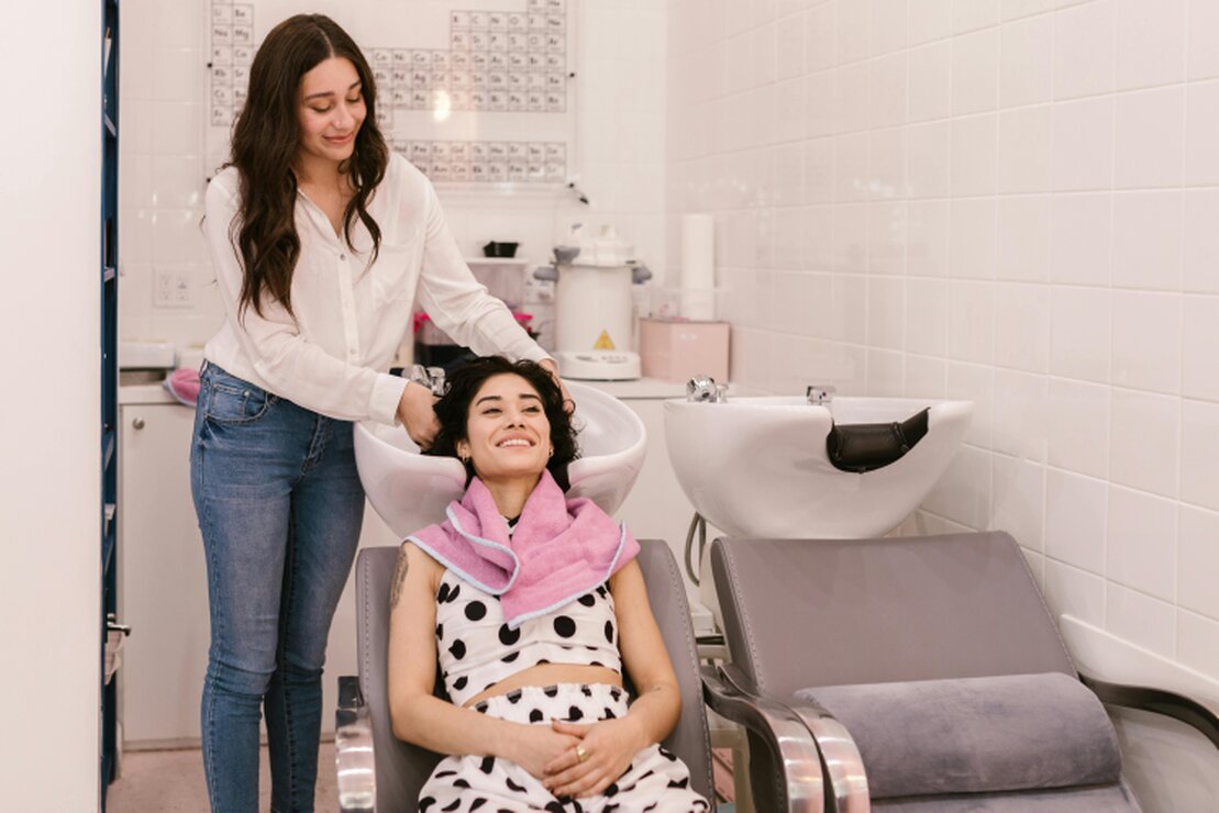 Moderner Beautysalon mit Behandlungsplatz